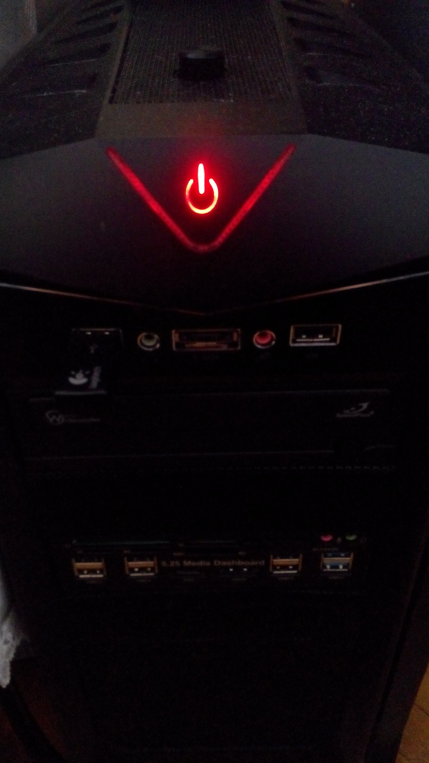  PC kapanmasına rağmen ışığı yanıyor!!
