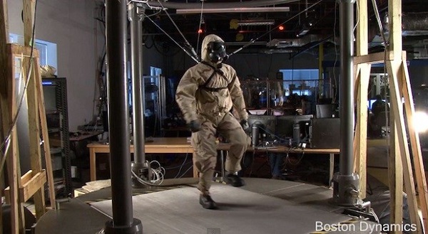 Boston Dynamics'in PetMan robotu giderek daha çok insana benziyor
