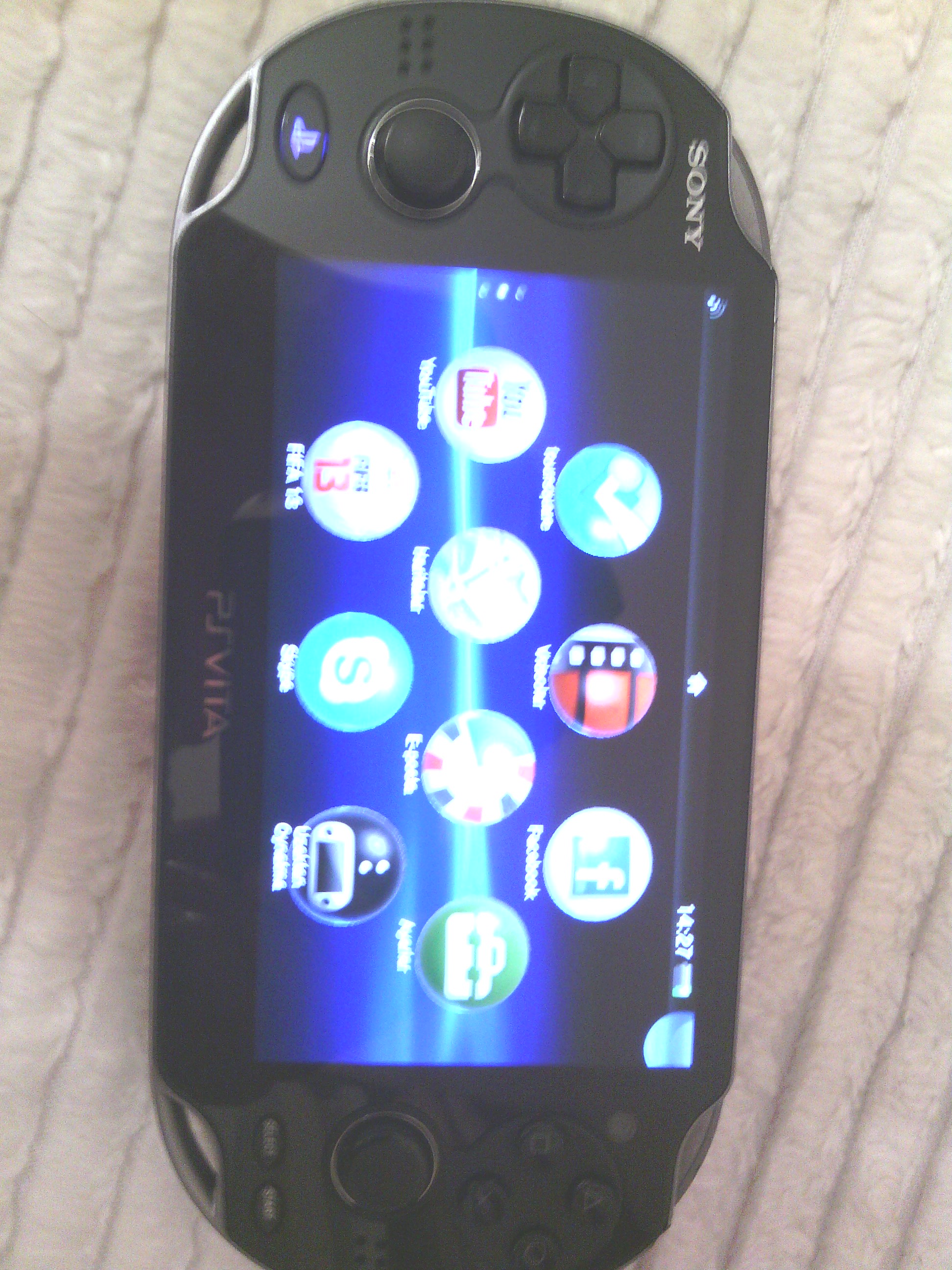  Satılık PS VITA WIFI +4GBHAFIZA+FIFA13+GARANTILI=350 TL