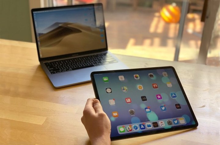 Apple, bileşen eksikliği nedeniyle bazı MacBook ve iPad'lerin üretimini erteledi