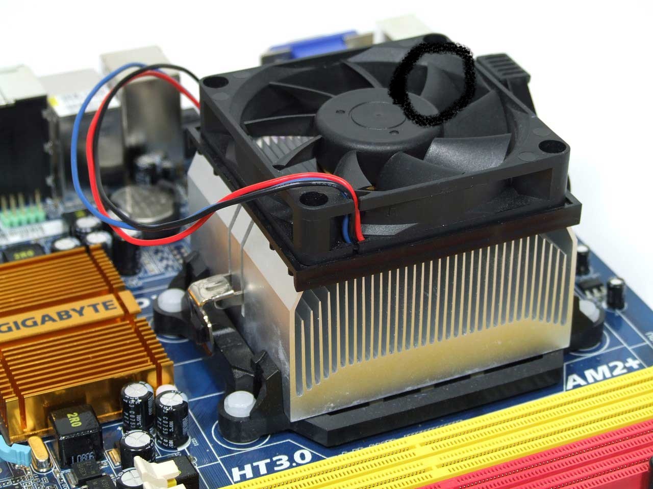 Снять кулер с процессора на защелках. Защелка радиатора процессора AMD. Крепление кулера АМД. Процессорный кулер Pentium 3. Вентилятор для радиатора процессора.