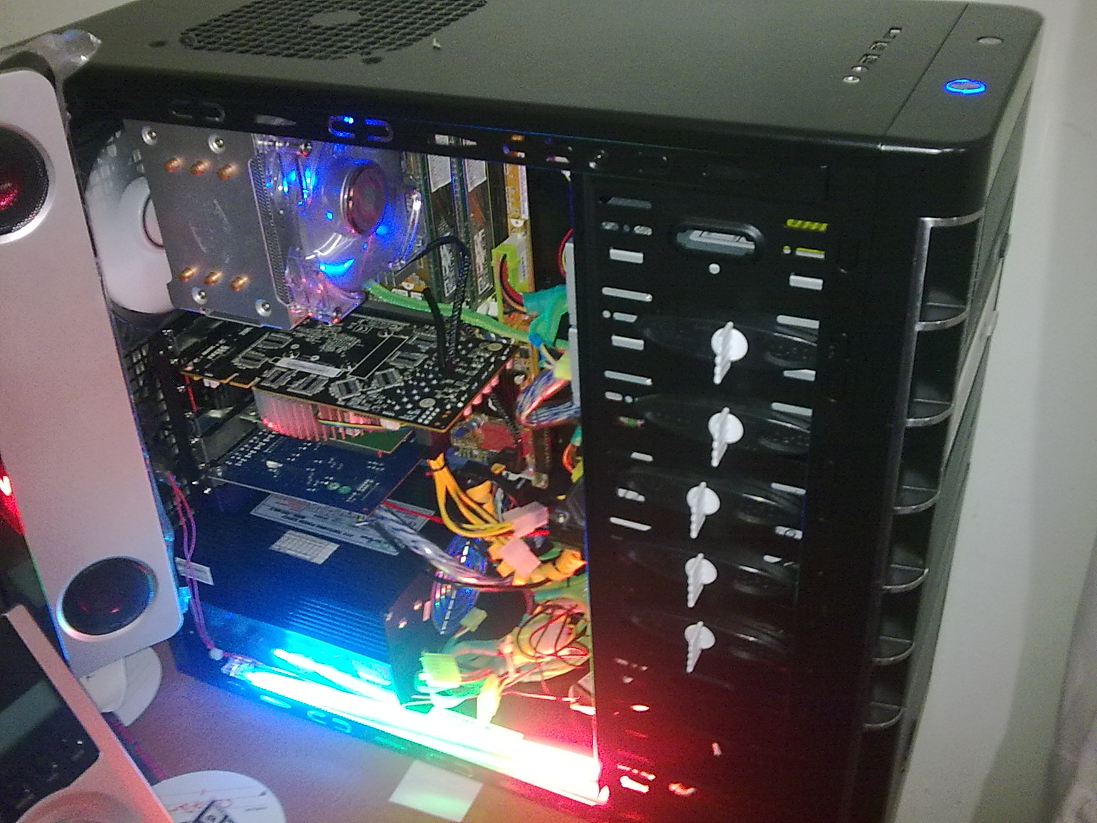  KASA ÖNERİSİ ARKADAŞLAR KABLO SAKLAMA YERİ OLAN ORTA SEVİYE KASA İÇİN TAVSİYE İSTİYORUM ?