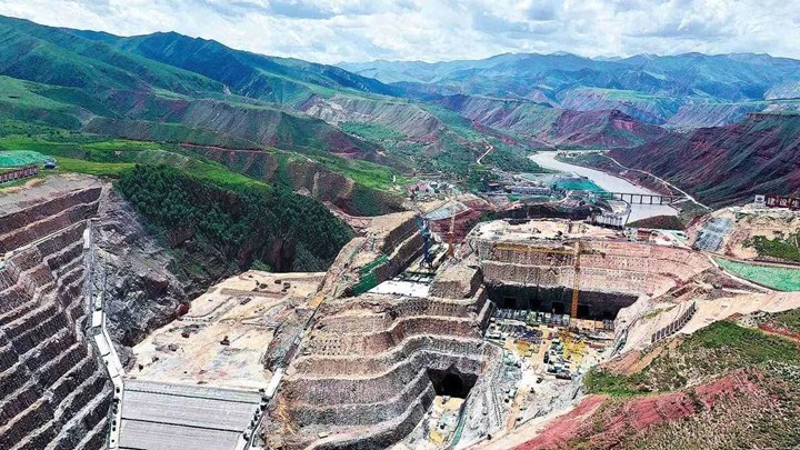 Çin, türünün tek örneği dev barajın inşasında sona yaklaşıyor