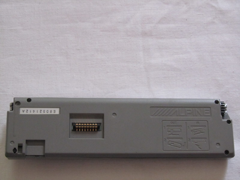  Alpine CDA-9886R 4 Volt 3 RCA lı RDS Radyolu Animasyonlu Ekranlı USB CD Mp3 Çalar