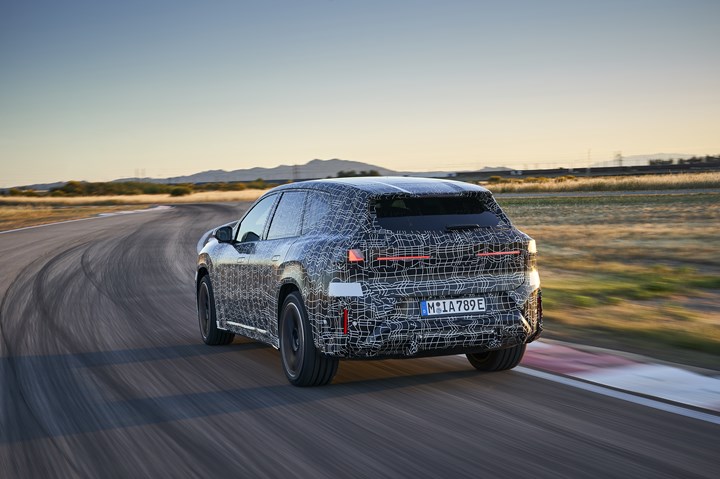 BMW iX3'ten yeni detaylar: 800 km menzil, 400 kW şarj hızı ve daha fazlası