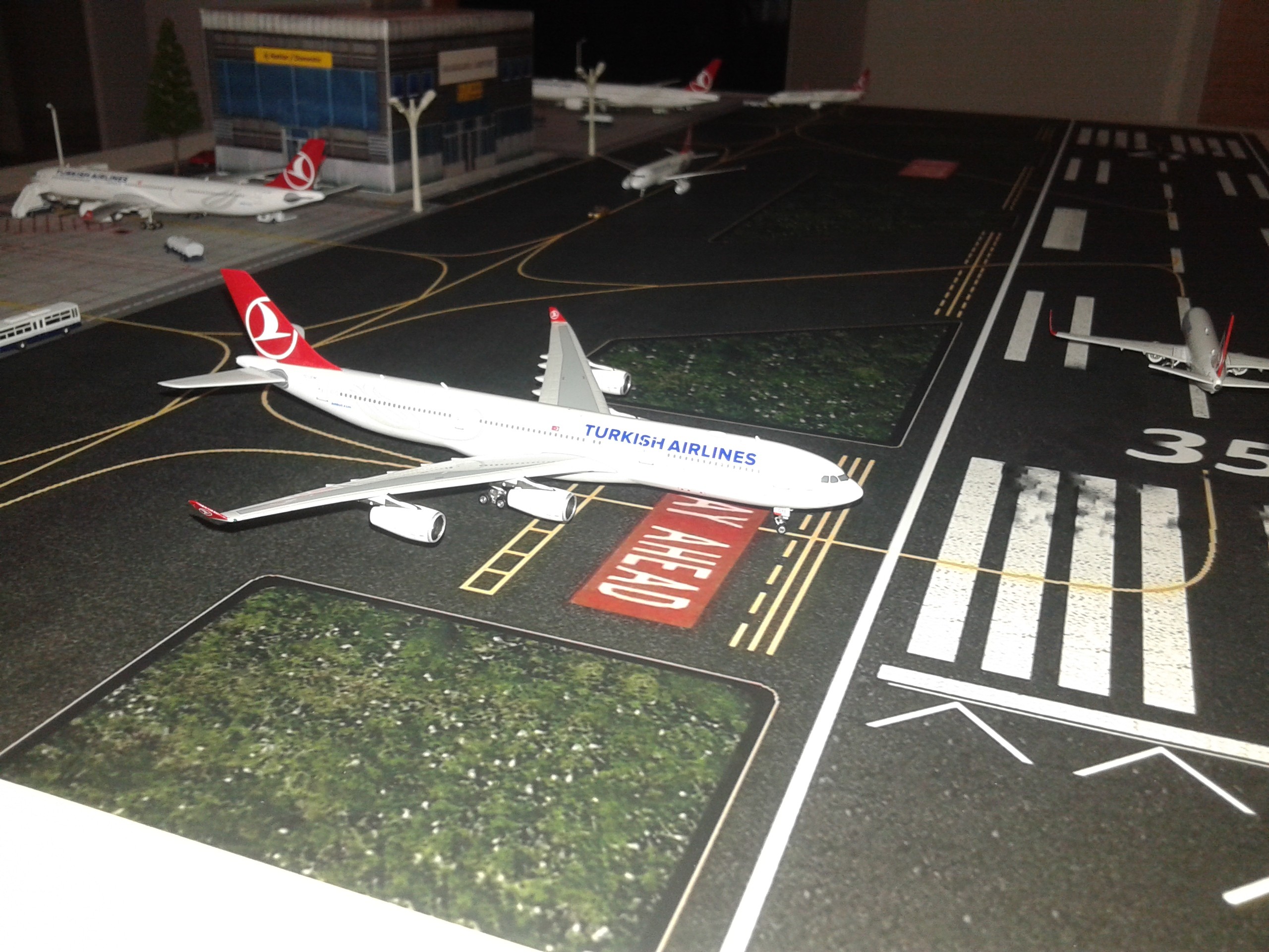  THY 1/400 Mini Airport Diorama