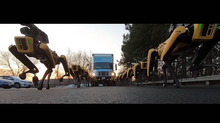 Boston Dynamics’in robot köpek ordusu kamyon çekiyor!