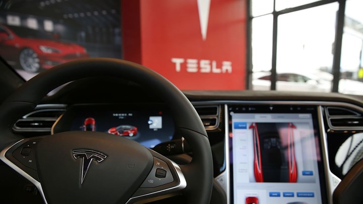 Aracı otomatik pilota alıp uyuyan Tesla sürücüsü otobanda yakalandı