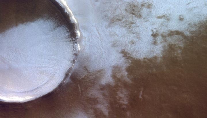 Mars'ta 'buzla kaplı' dev bir krater görüntülendi