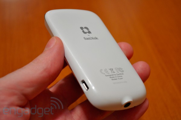 Satılık 8 GB Beyaz Sansa FUZE+... Sony EX300SL Kulaklık...