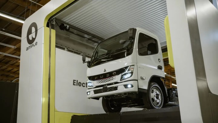 Mitsubishi, elektrikli araçlar ve kamyonlar için batarya değişim ağı başlattı
