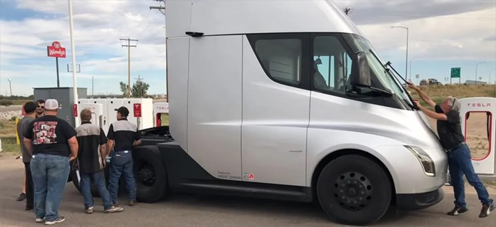 Tesla Semi hakkındaki gerçekleri bir de tır şoföründen dinleyin: Aptal bir araç!