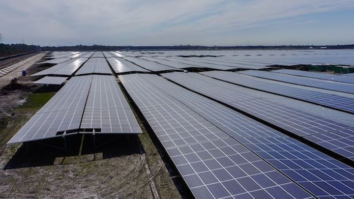 Doğu-batı dikey fotovoltaik (PV) güneş panelleriyle daha yüksek enerji verimi sağlandı