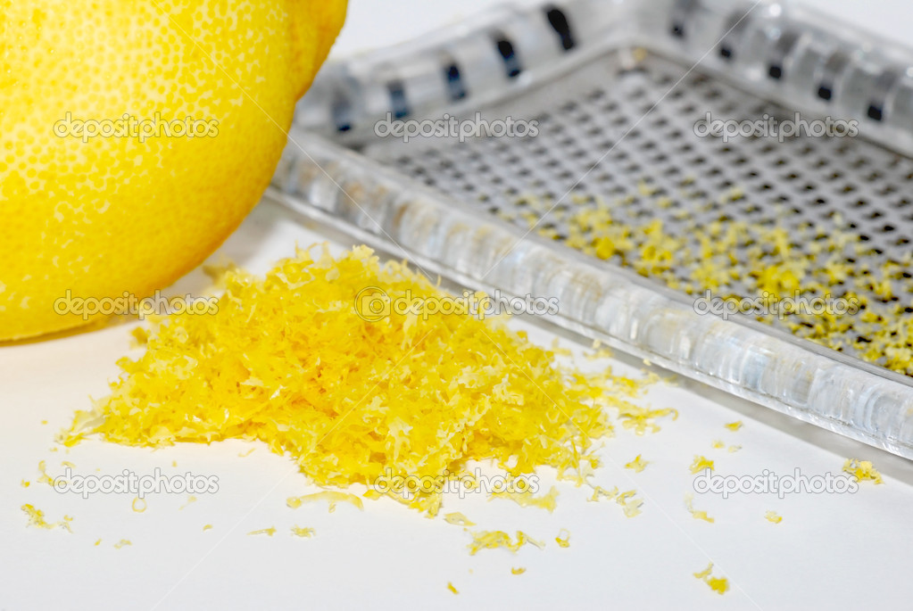 Цедра апельсина лимона. Цедра 1 лимона. Тертая цедра лимона. Натирание цедры лимона на терке. Цедра лимона фото.