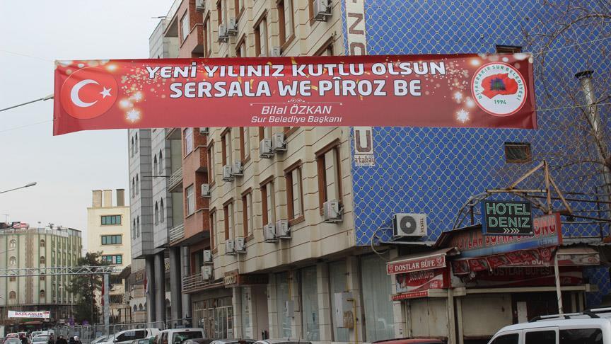  Sur Belediyesinden Türkçe ve Kürtçe afiş yeni yıl mesajı