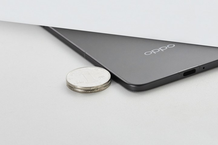 Oppo Find N5'in ultra ince gövdesi ortaya çıktı: USB-C girişi zor sığıyor!
