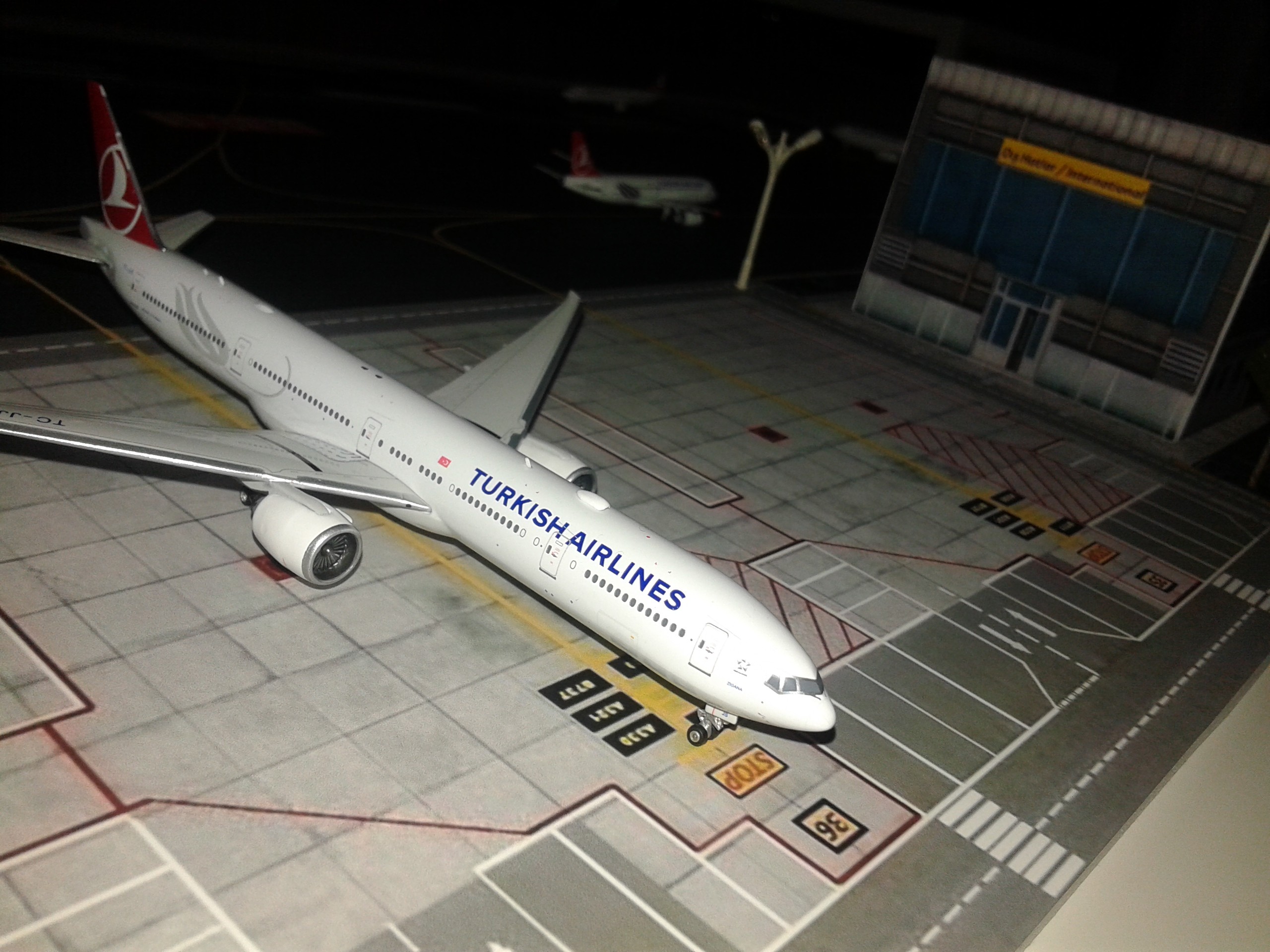  THY 1/400 Mini Airport Diorama