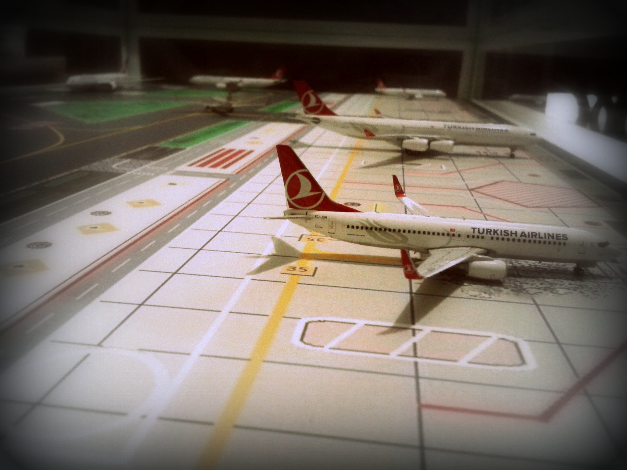  THY 1/400 Mini Airport Diorama