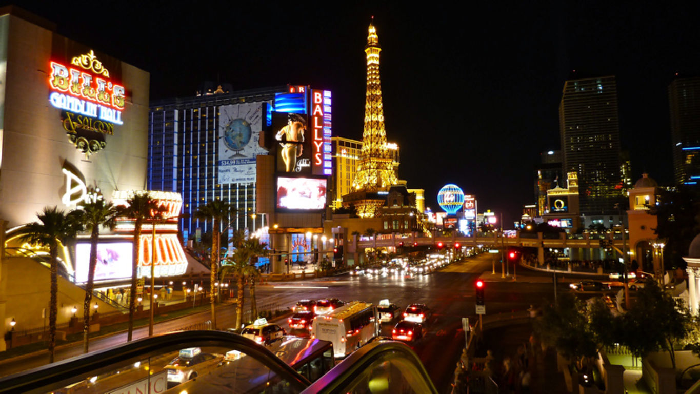 Прямая трансляция лас вегас. Downtown las Vegas. Отель Париж Лас Вегас. Лас Вегас развлечения. Фон для Вегас про.