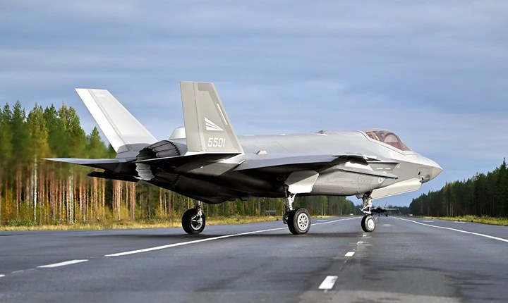 Norveç ordusu ilk kez bir F-35A savaş uçağını otoyola indirdi