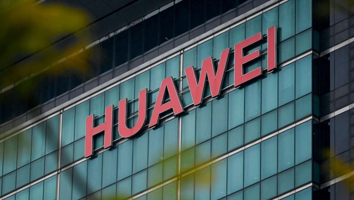 Huawei’ye arka kapı suçlaması