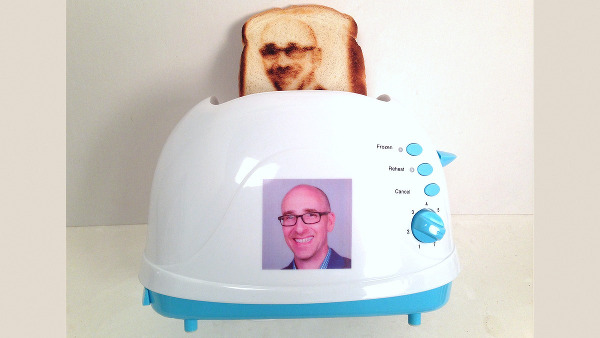 Bu da özçekimi ekmeğe işleyebilen ekmek kızartma makinesi : Novelty Toaster