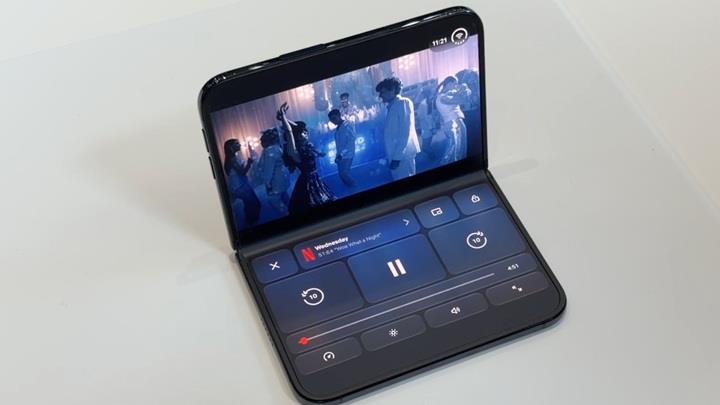 Netflix'ten iPhone Duo'ya özel uygulama: Katlanabilir ekrana özel deneyim sunacak