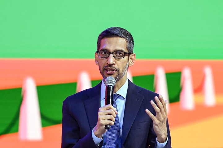 Google CEO’su Sundar Pichai, yapay zekanın işleri yok etmek yerine dönüştüreceğini söyledi