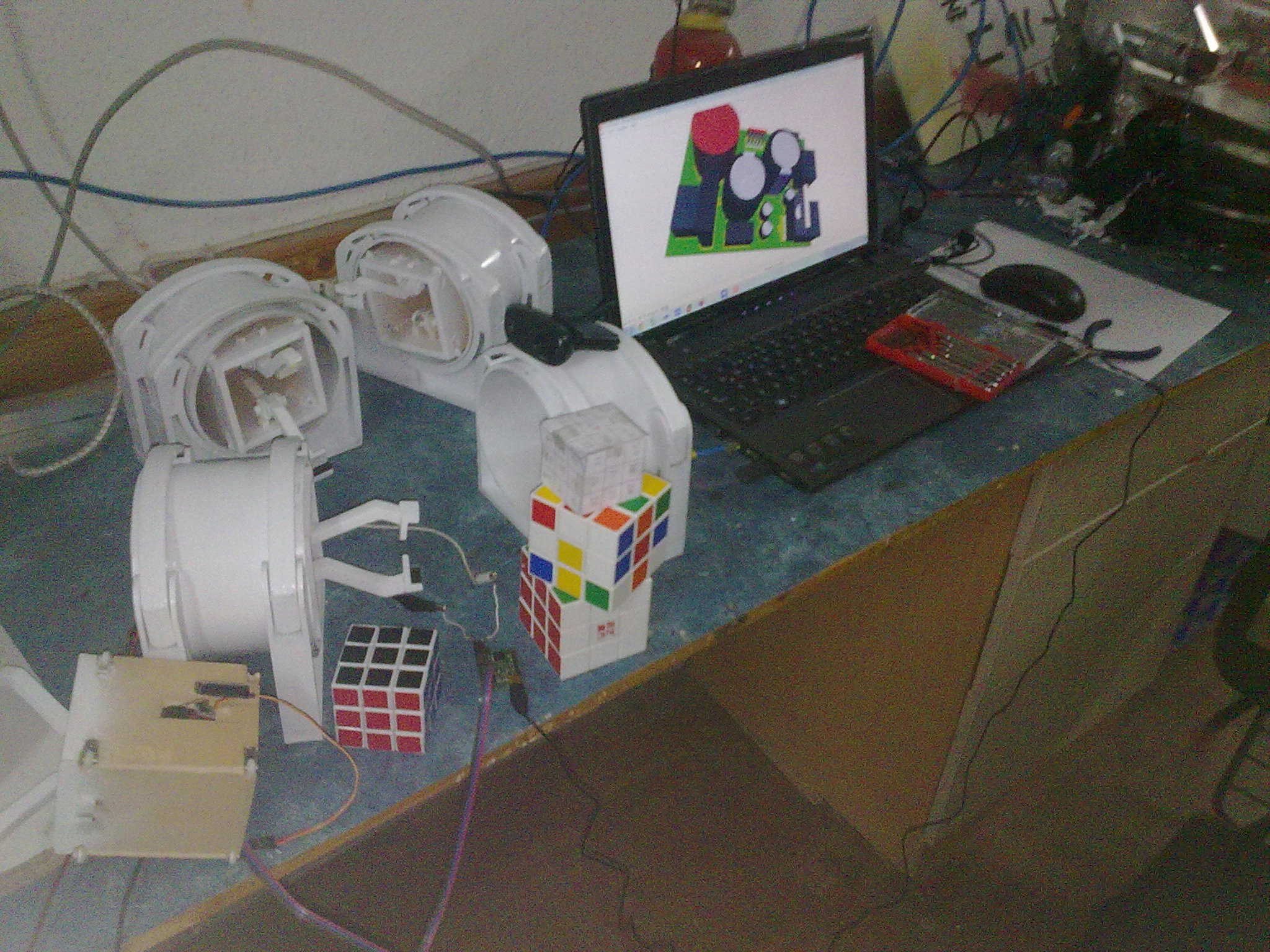  Rubikmatik (Rubik(zeka) küpün renklerini algılayıp çözebilen robot) projesi
