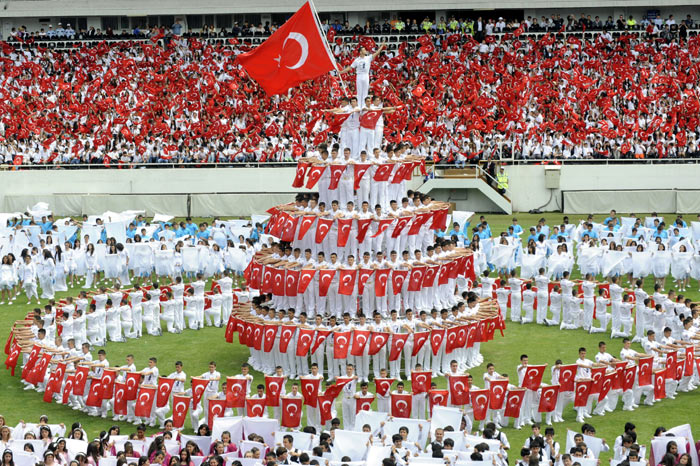  19 Mayısta gençleri ayakta dikmek yerine festival gibi kutlasak ..