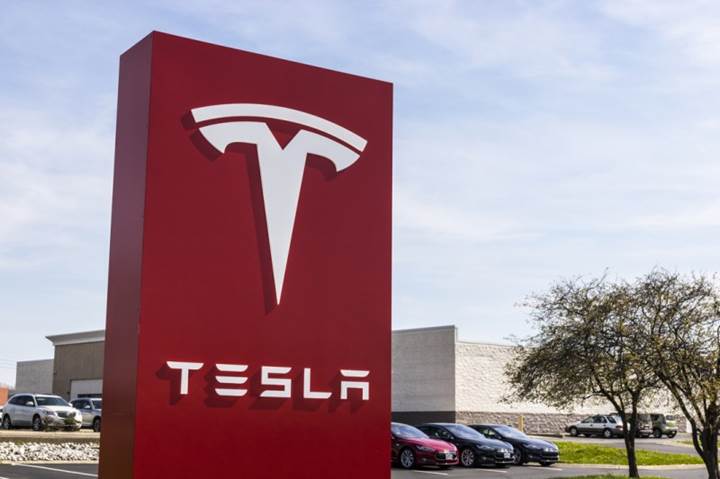 Tesla yüzlerce çalışanın görevine son verdi