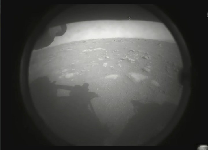Perseverance Mars'a iniş yaptı: İşte yüzeyden ilk fotoğraf
