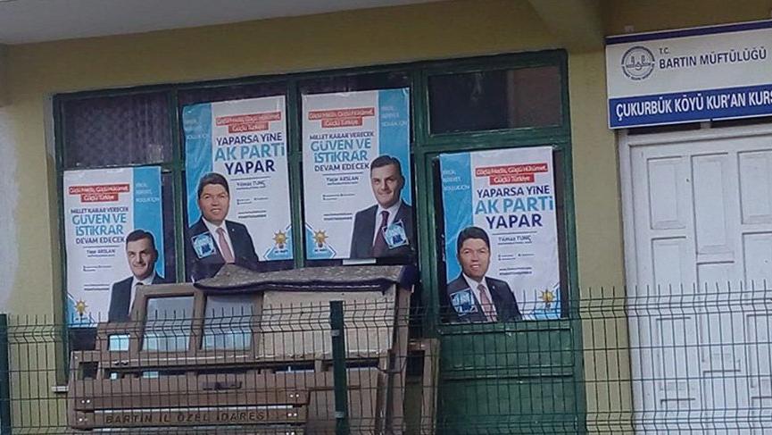 Bartın’da bir Kur'an kursuna AKP bayrakları ve seçim afişleri asıldı.