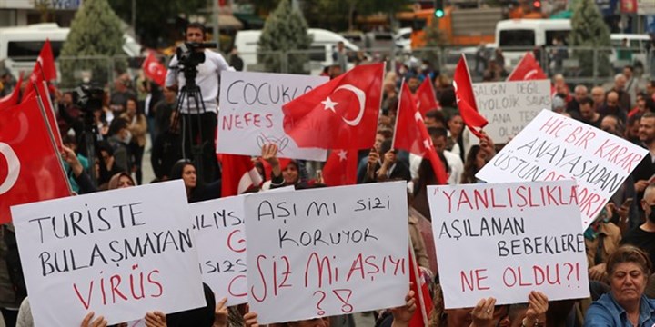 Covid-19 aşısı karşıtları İzmir'de miting düzenledi
