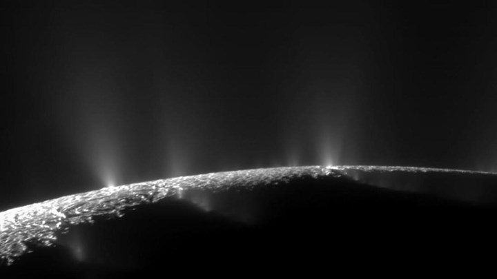 Webb teleskobu Satürn'ün uydusu Enceladus'tan fışkıran devasa bir su buharı belirledi