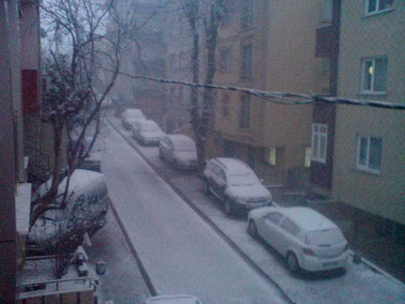  İstanbulda kar başladı bu sefer tutar diyenler :)