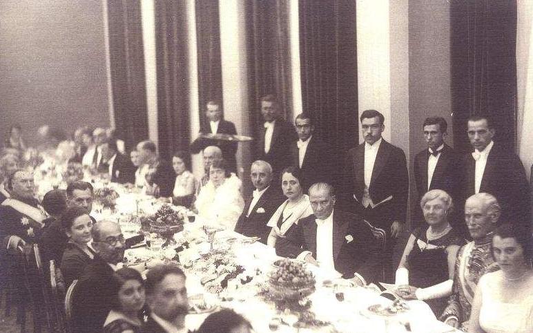  ATAMIZIN ÇOK AZ BİLİNEN BU RESMİNİ ARIYORUM