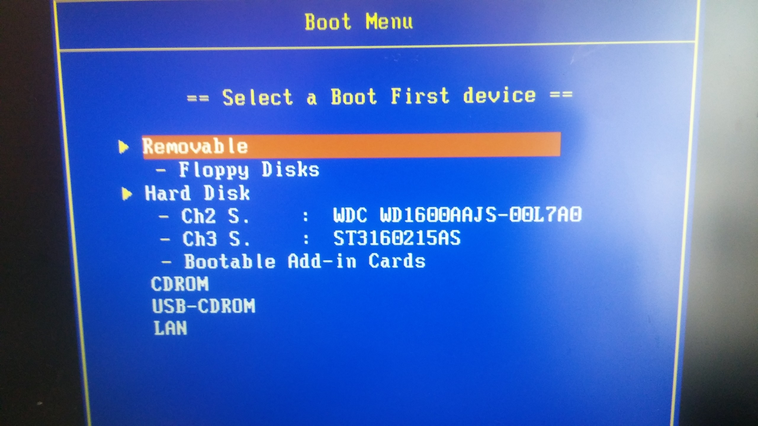 Boot menu компьютера. Меню загрузки. Boot menu select a Boot first device. Boot menu Samsung ноутбук. Boot menu Gigabyte жесткие диски.