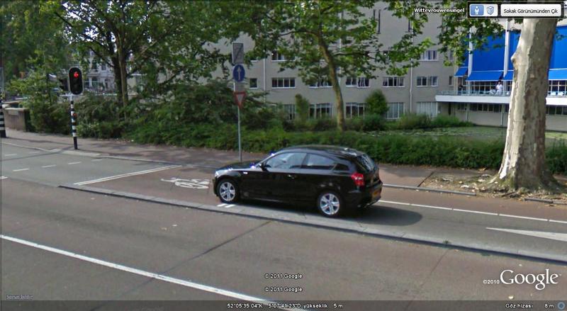  Google Earth ile amerika ve londra sokaklarındaki arabalar.