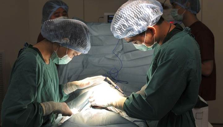 Ameliyatlarda robot kullanımı ameliyatın sonucunu etkilemiyor