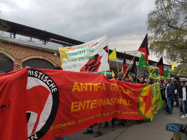Alman solu gyarı geri adım attı. Çiftçiler, Emekçiler; Sol akla karşı hala direniyor