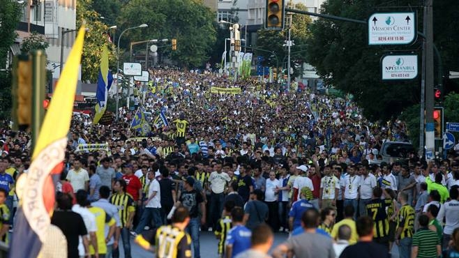 Fenerbahçe taraftarı kadar iyi gün taraftarı yoktur dünyada .