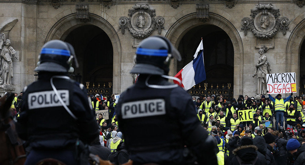 Fransa'da Sarı Yeleklerin gösterilerinde 216 kişi tutuklandı