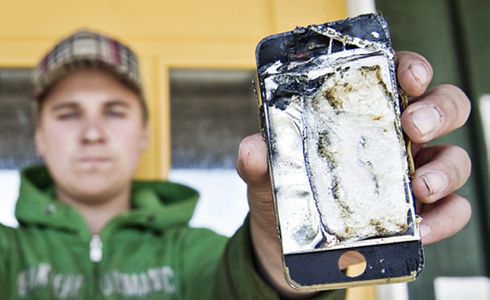  iPhone 4s alev alıp kullanıcısını dumana boğuyor