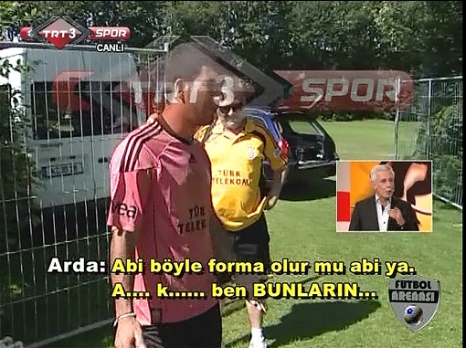  Arda Galatasaray formasıyla dalga geçiyor.