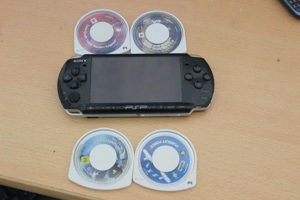  0 DAN FARKSIZ SATILIK PSP 3004 SLİM + KILIF + OYUNLAR + HAFIZA KARTI  SATILIK !