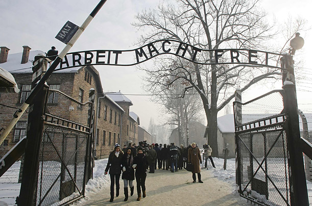  Auschwitz kampinin önünde Nazi selamı veren Türklere 3 yıl hapis onaylandı