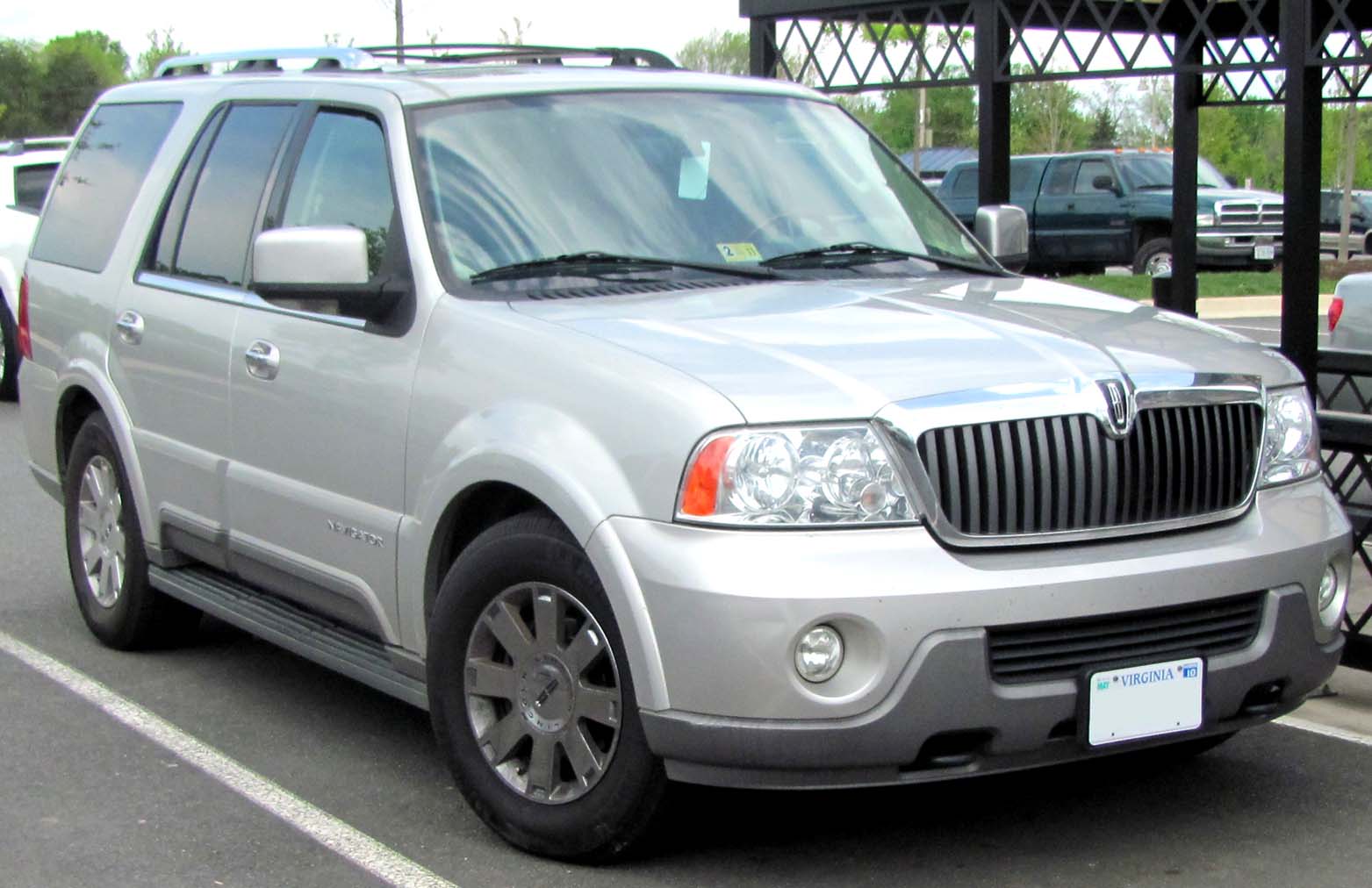  Cadillac escalede ve Lincoln navigator