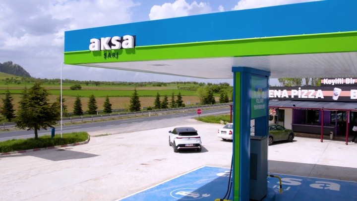 Türkiye’de bir ilk: Akaryakıt istasyonu tamamen elektrikli araç şarj istasyonu oldu