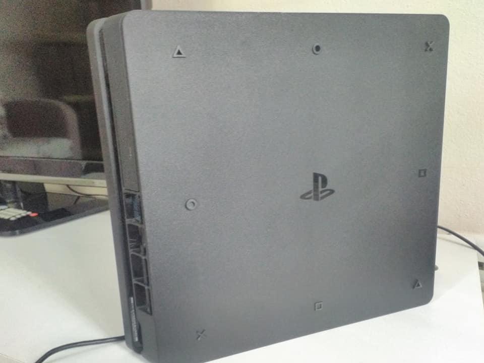 ACİL SATILIK PS4 SLİM 500GB + 5 OYUN 1250TL!